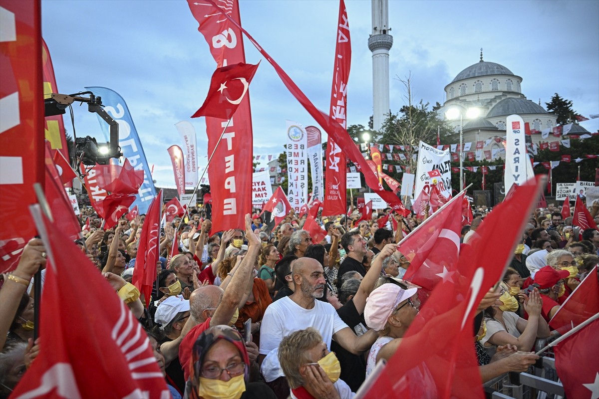 CHP Genel Başkanı Özgür Özel, İstanbul Büyükşehir Belediyesine (İBB) yönelik yolsuzluk ve terör...