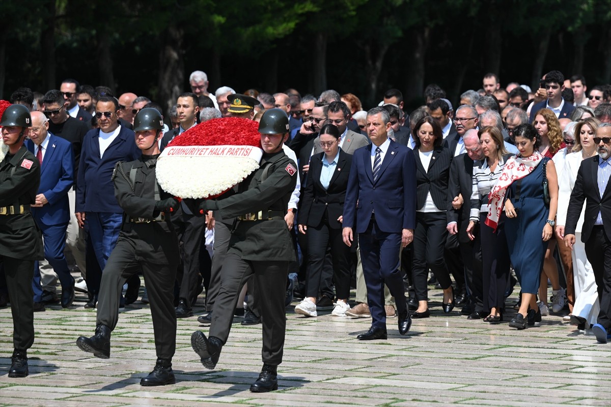 CHP Genel Başkanı Özgür Özel, Lozan Barış Antlaşması'nın 102. yılı dolayısıyla Anıtkabir'i ziyaret...