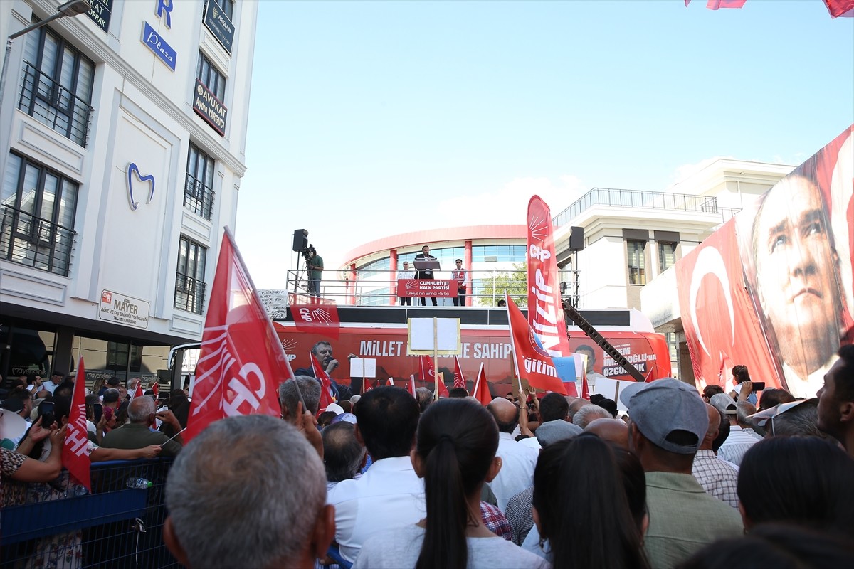 CHP Genel Başkanı Özgür Özel, Partisinin Adıyaman İl Başkanlığı önünde düzenlenen "Halk...