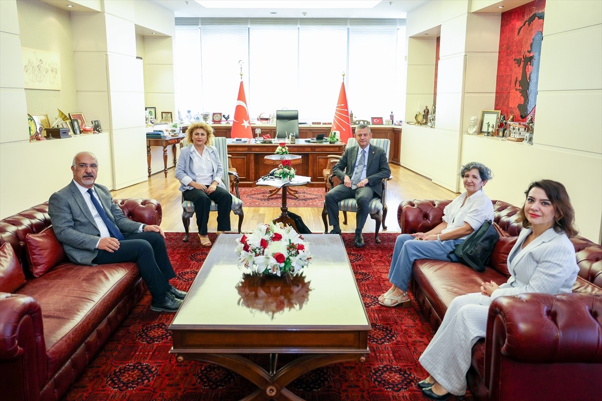 CHP Genel Başkanı Özgür Özel (sağ 3), Kamu Emekçileri Sendikaları Konfederasyonu (KESK) Eş Genel...