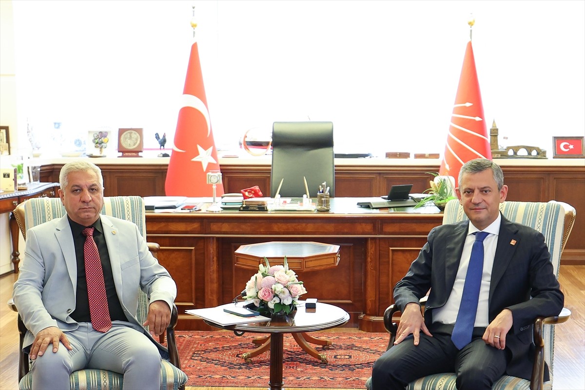 CHP Genel Başkanı Özgür Özel (sağda), CHP Genel Merkezinde, Emek Partisi Genel Başkanı Seyit Aslan...