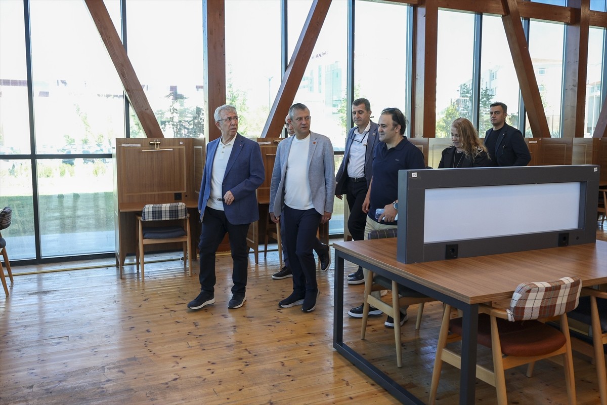 CHP Genel Başkanı Özgür Özel (sol 2), başkentte parkları ve sosyal tesisleri gezerek vatandaşlarla...