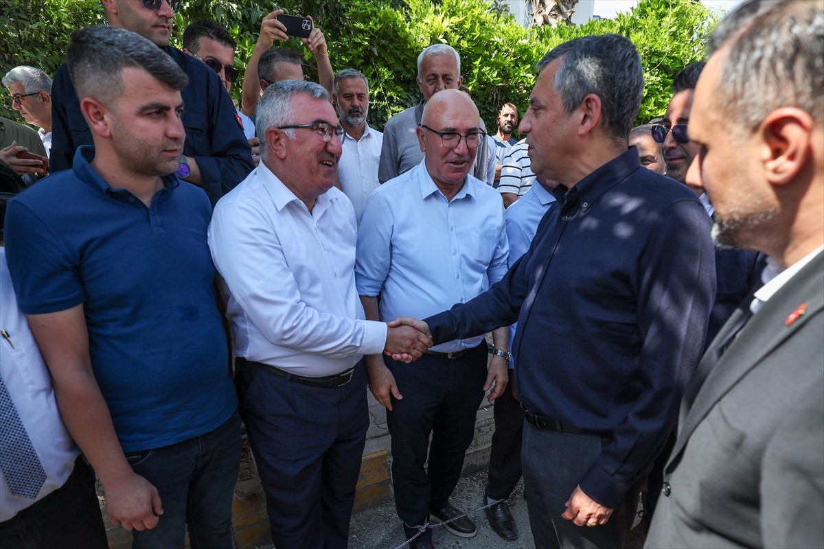 CHP Genel Başkanı Özgür Özel (solda), Aziz İhsan Aktaş suç örgütüne yönelik soruşturma kapsamında...