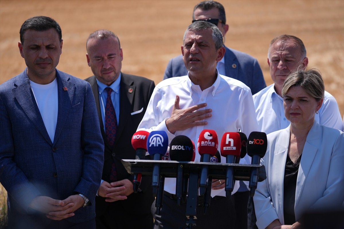 CHP Genel Başkanı Özgür Özel, yolsuzluk soruşturması kapsamında tutuklanarak İstanbul Büyükşehir...