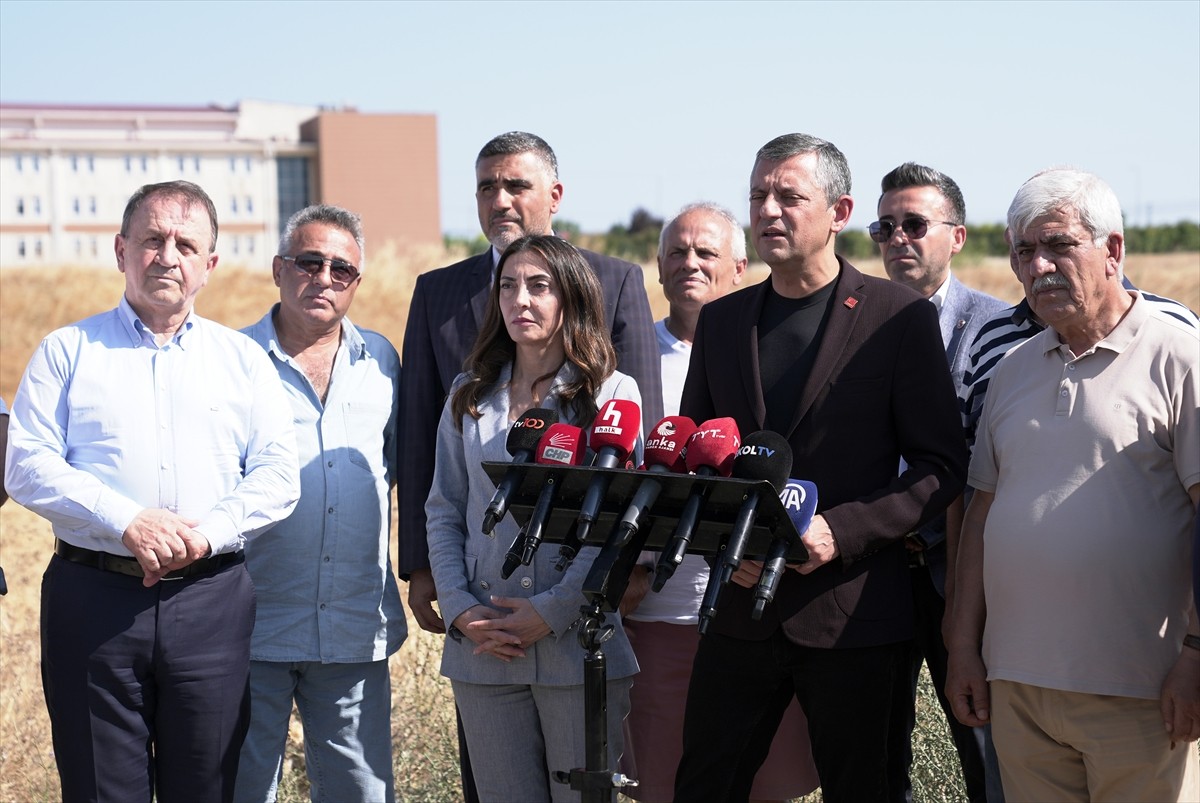 CHP Genel Başkanı Özgür Özel, yolsuzluk soruşturması kapsamında tutuklanarak İstanbul Büyükşehir...