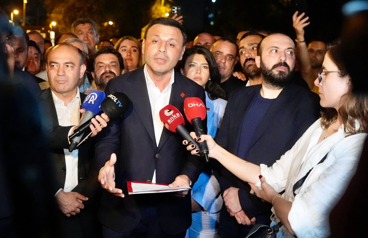 CHP İstanbul İl Başkanı Özgür Çelik, menfaat karşılığı il başkanlığı seçimine hile karıştırıldığı...