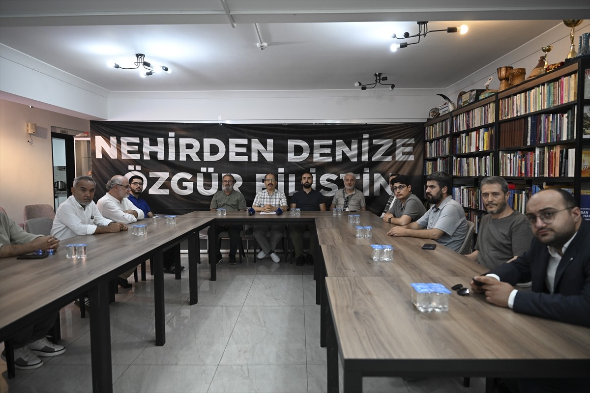 Cihannüma Derneği Ankara Temsilcisi Semi Okumuş (sol 5), Ankara Filistin Dayanışma Platformu adına...