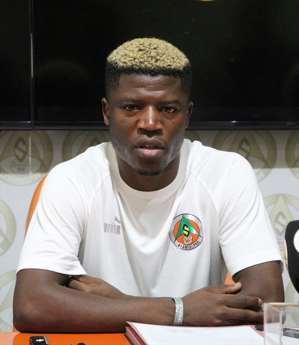 Corendon Alanyaspor, Adana Demirspor'dan transfer ettiği 21 yaşındaki Angolalı orta saha oyuncusu...