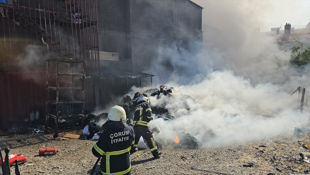 Çorum'da bir tekstil firmasına ait atık toplama alanında çıkan yangın söndürüldü.