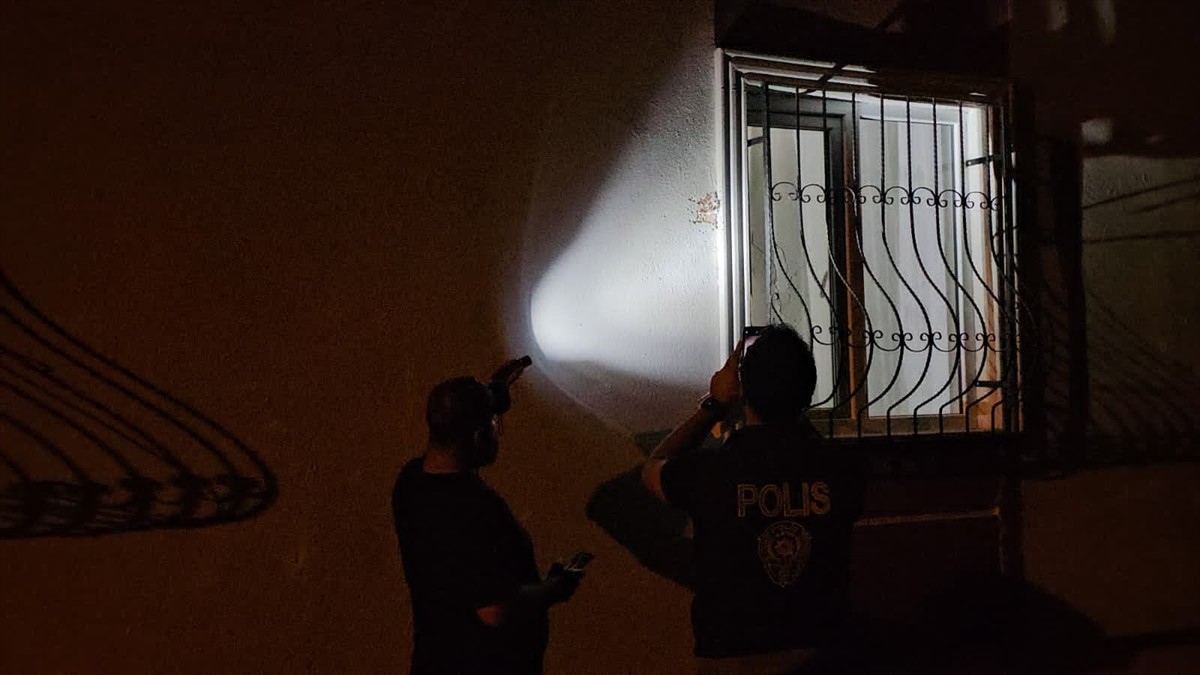 Çorum’da pompalı tüfekle ateş açılan dairenin camları ve duvarı hasar gördü. Polis ekipleri, olay...