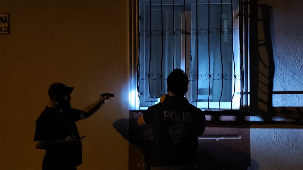 Çorum’da pompalı tüfekle ateş açılan dairenin camları ve duvarı hasar gördü. Polis ekipleri, olay...