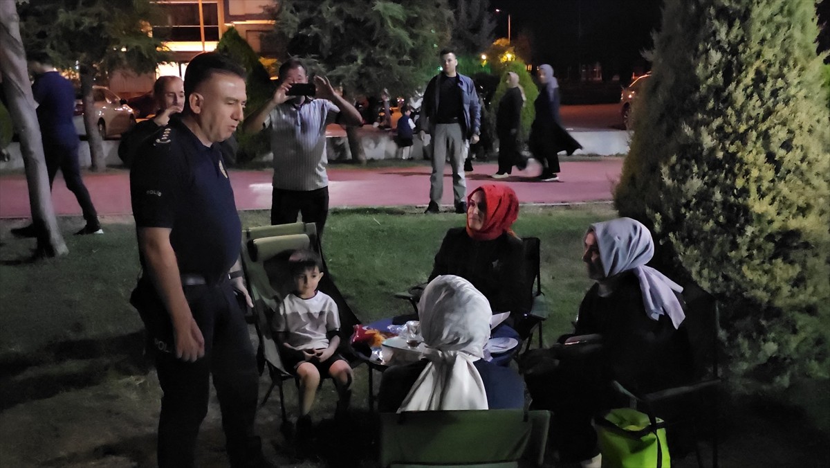 Çorum İl Emniyet Müdürlüğünce yapılan asayiş ve trafik uygulamasında aranan 2 kişi yakalandı, 77...