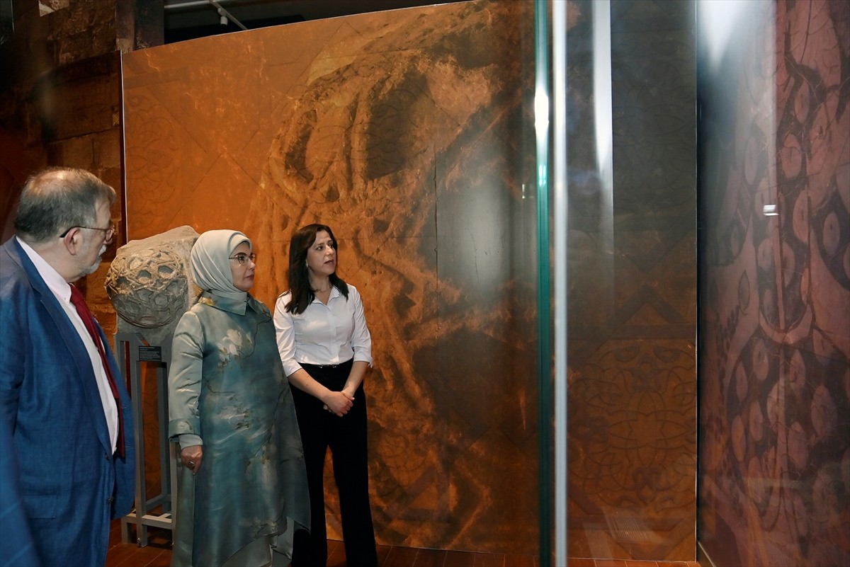 Cumhurbaşkanı Recep Tayyip Erdoğan'ın eşi Emine Erdoğan (ortada), Anadolu Selçuklu Devleti'nin...