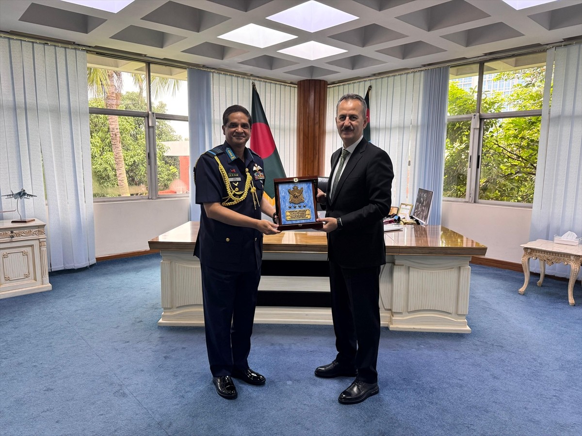 Cumhurbaşkanlığı Savunma Sanayii (SSB) Başkanı Haluk Görgün (sağda), Bangladeş'le savunma sanayisi...