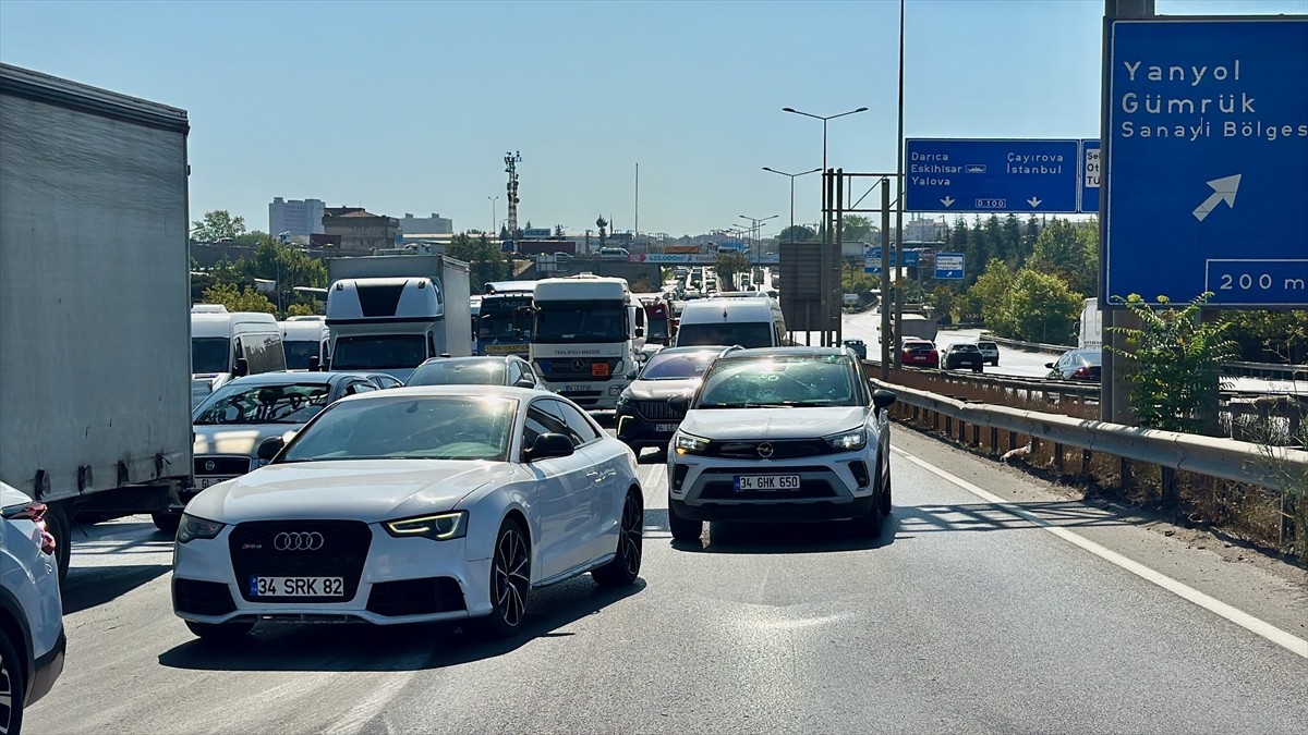 D-100 kara yolunun Kocaeli geçişinde meydana gelen zincirleme trafik kazasında 2 kişi yaralandı...