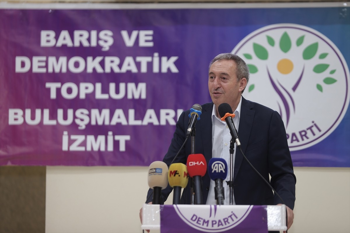 DEM Parti Eş Genel Başkanı Tuncer Bakırhan, Kocaeli'nin İzmit ilçesinde "Barış ve Demokratik...