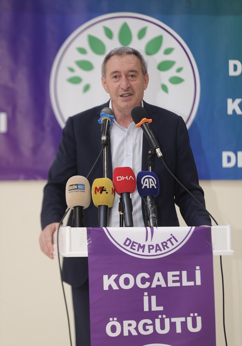 DEM Parti Eş Genel Başkanı Tuncer Bakırhan, Kocaeli'nin İzmit ilçesinde "Barış ve Demokratik...