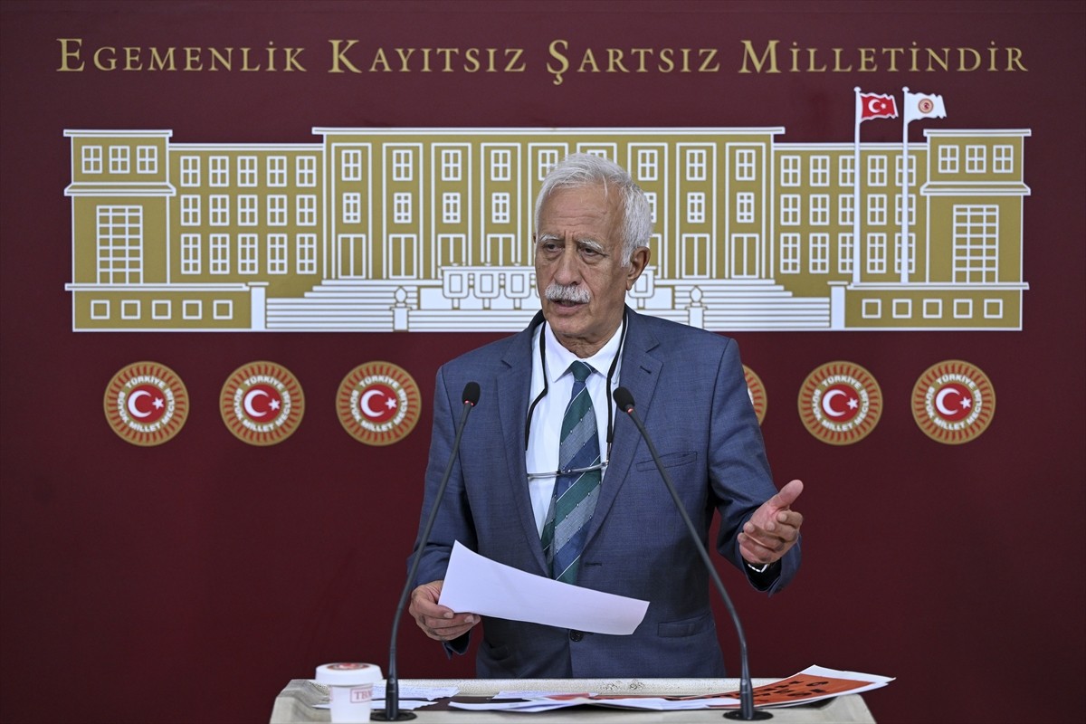 DEM Parti Van Milletvekili Sinan Çiftyürek, TBMM'de basın toplantısı düzenledi.