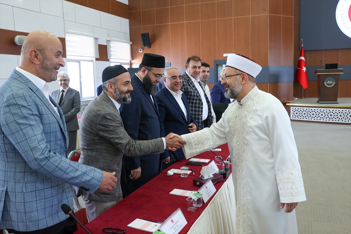 Diyanet İşleri Başkanı Ali Erbaş, Diyanet Akademisi Başkanlığı Konferans Salonu'nda düzenlenen...