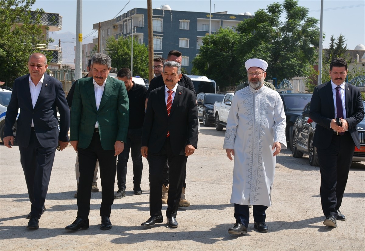 Diyanet İşleri Başkanı Ali Erbaş (sağ 2), Silopi ilçesinde yapımı tamamlanan Şems-i Sivasi Asım...