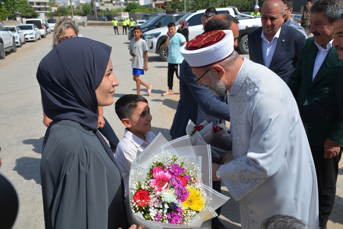 Diyanet İşleri Başkanı Ali Erbaş (sağ 2), Silopi ilçesinde yapımı tamamlanan Şems-i Sivasi Asım...