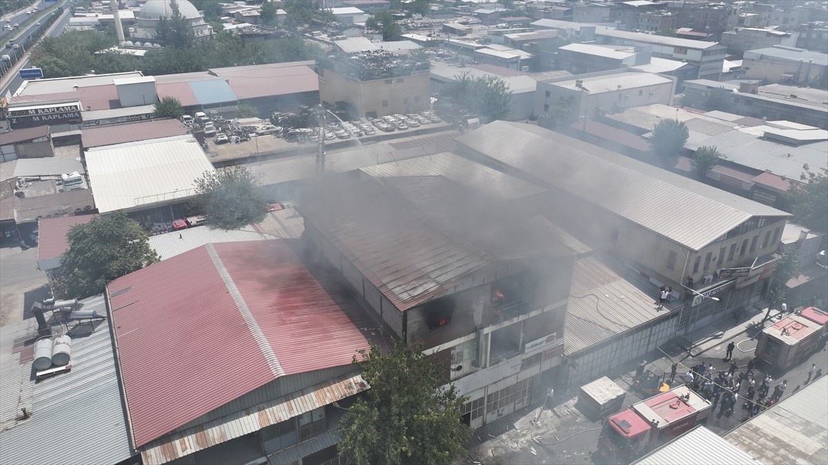 Diyarbakır'da 1. Sanayi Sitesi'ndeki bir iş yerinde çıkan yangına müdahale ediliyor. 
