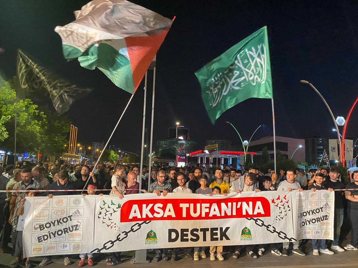 Diyarbakır'da, İsrail'in Gazze'ye yönelik saldırıları protesto edildi. Peygamber Sevdalıları Vakfı...