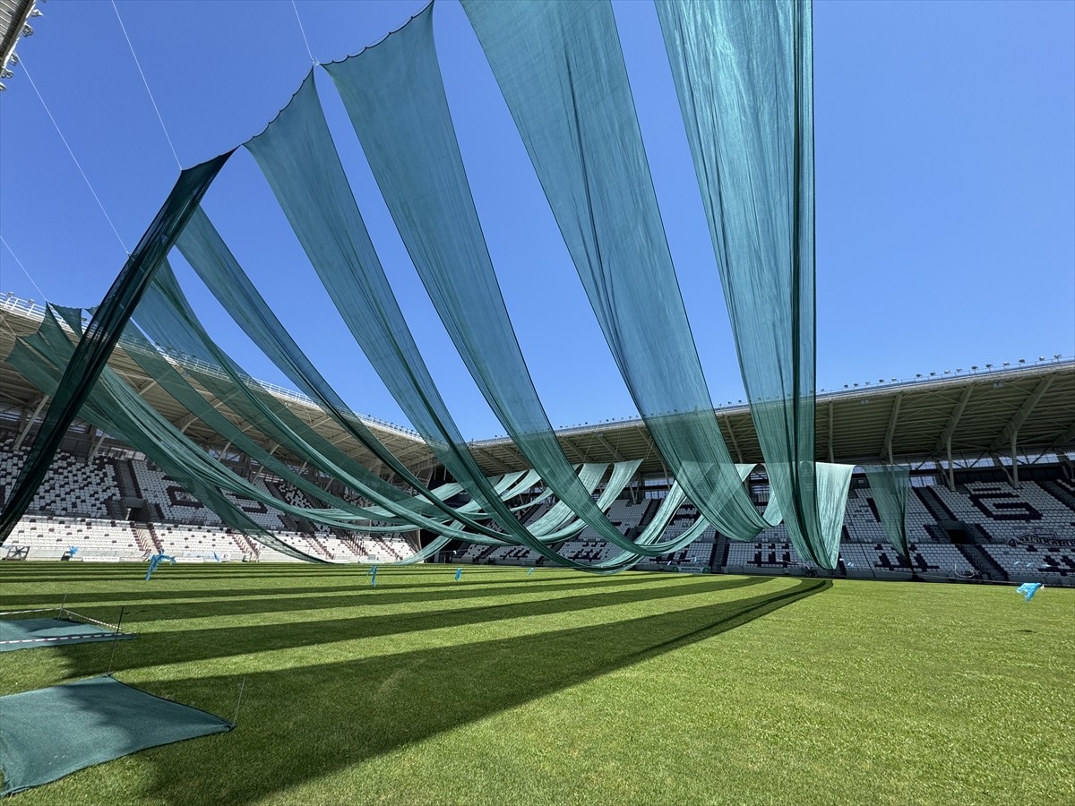 Doğu'da termometrelerin 40 derecenin üzerine çıktığı Diyarbakır ve Elazığ’da, statlardaki çimler...