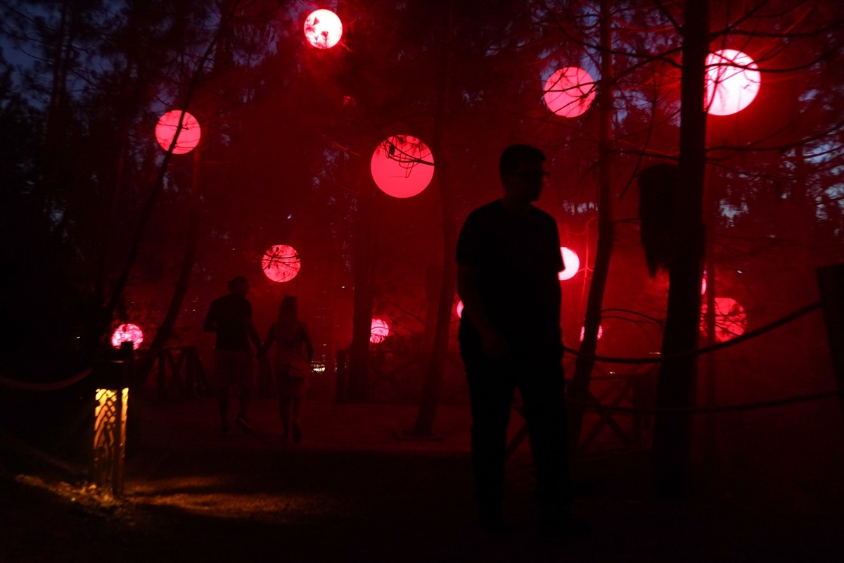Dünya çapında milyonları büyüleyen multimedya gece yürüyüşü deneyimi Astra Lumina, Avrupa'da ilk...