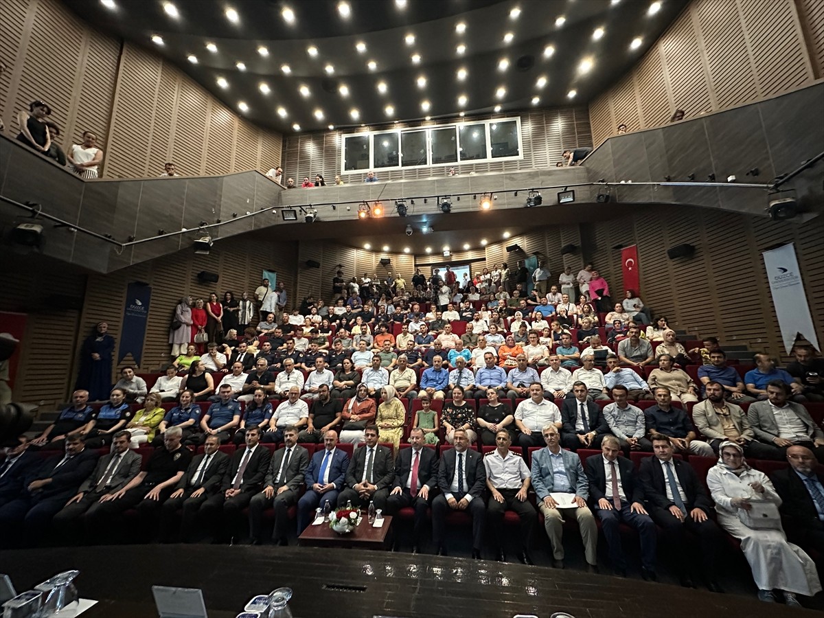 Düzce'de "15 Temmuz Demokrasi ve Milli Birlik Günü" dolayısıyla "Zaferin Adı Türkiye" konulu panel...