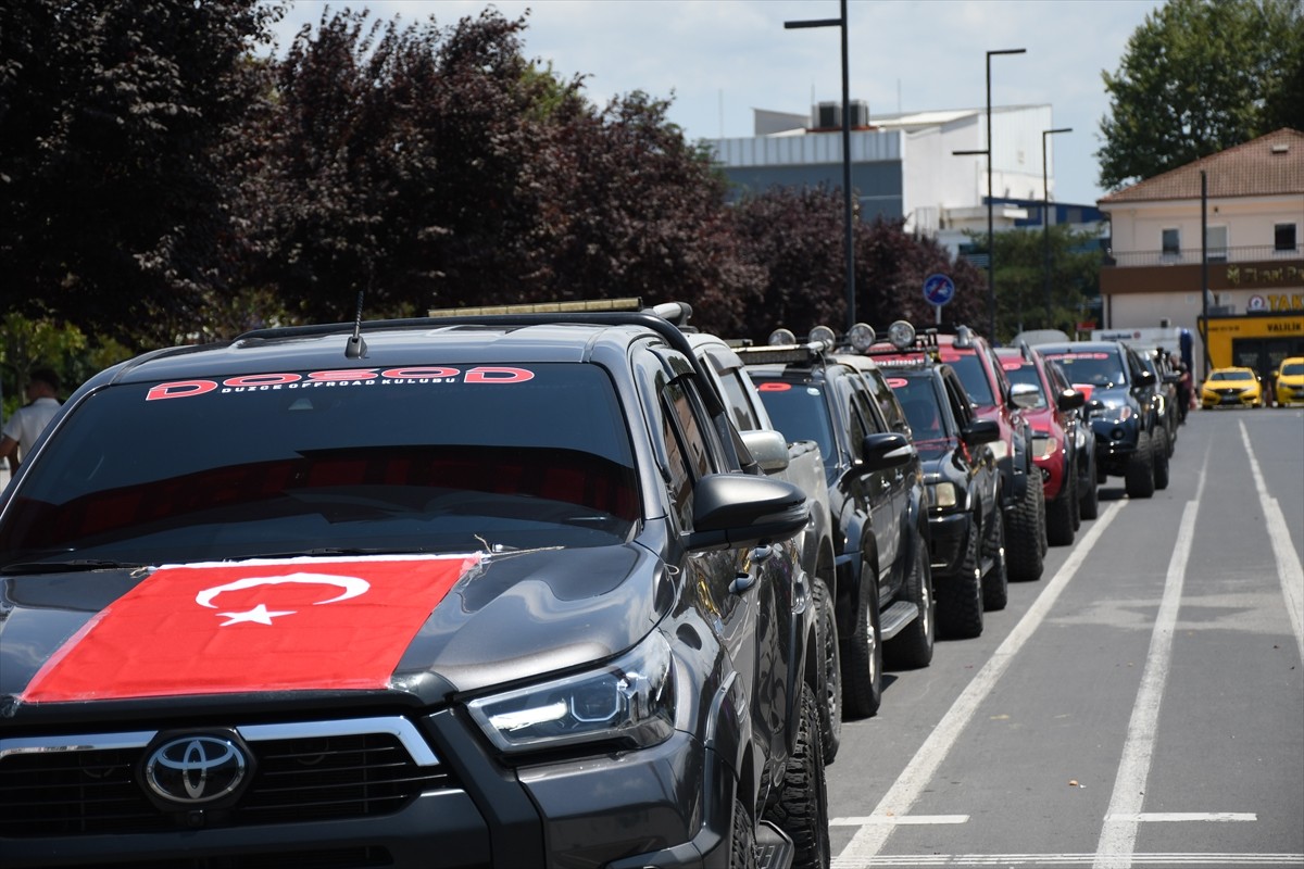 Düzce'de Türk bayraklarıyla süslenen 75 arazi aracı, "15 Temmuz Demokrasi ve Milli Birlik Günü"...