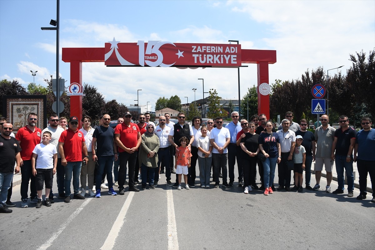 Düzce'de Türk bayraklarıyla süslenen 75 arazi aracı, "15 Temmuz Demokrasi ve Milli Birlik Günü"...