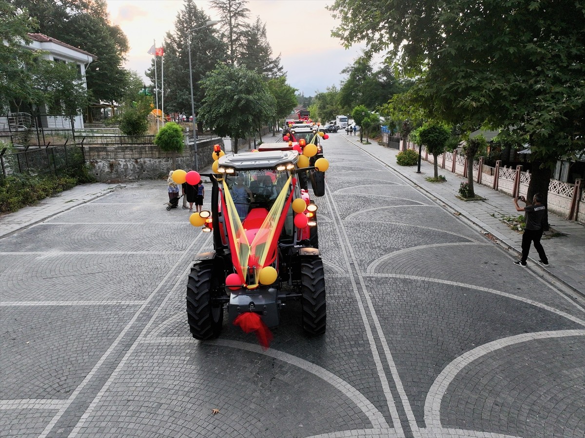 Düzce'deki sünnet düğününde araç olarak traktörü tercih eden çeltik çiftçisi aile 18 traktörle...