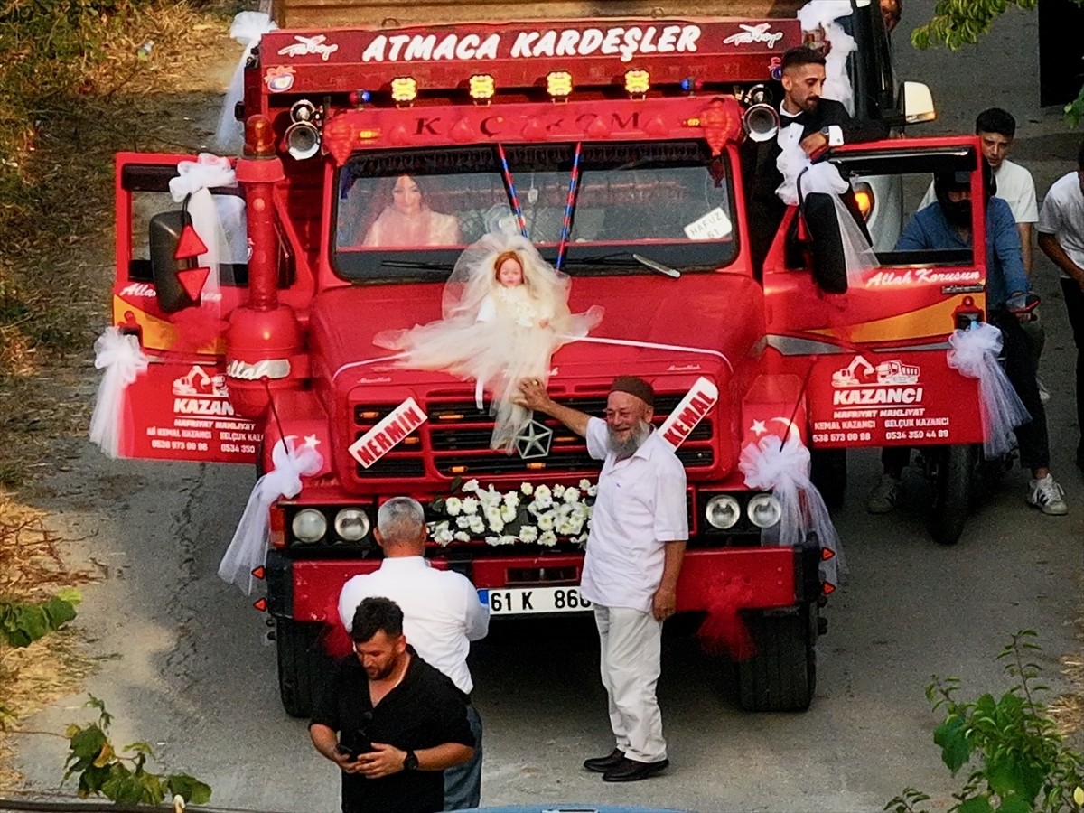Düzce'nin Kaynaşlı ilçesinde kamyon şoförlüğü yapan Ali Kemal Kazancı, mutlu gününde aracını gelin...