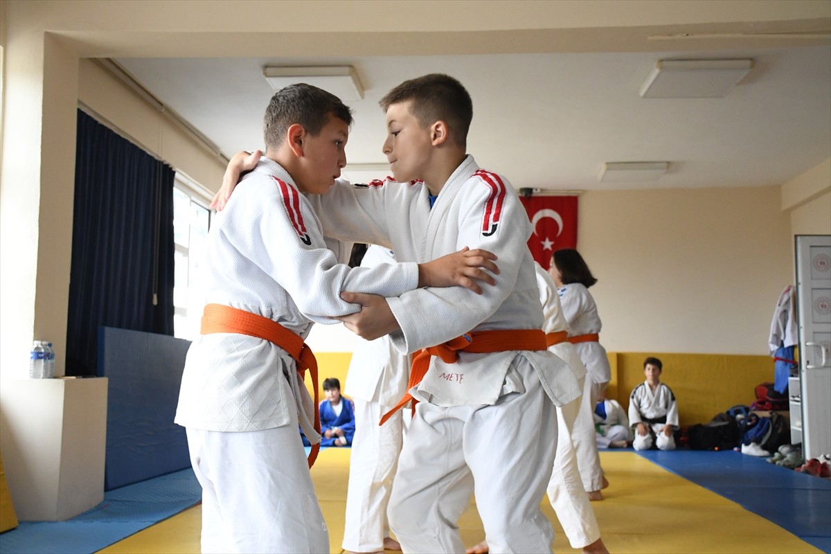 Düzce’nin Çilimli ilçesinde belediyenin spor kulübü bünyesinde açılan yakın temas spor branşları...