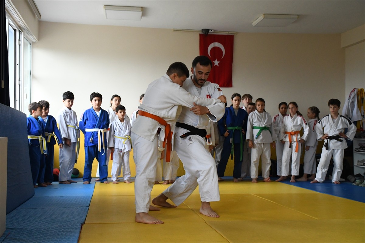 Düzce’nin Çilimli ilçesinde belediyenin spor kulübü bünyesinde açılan yakın temas spor branşları...