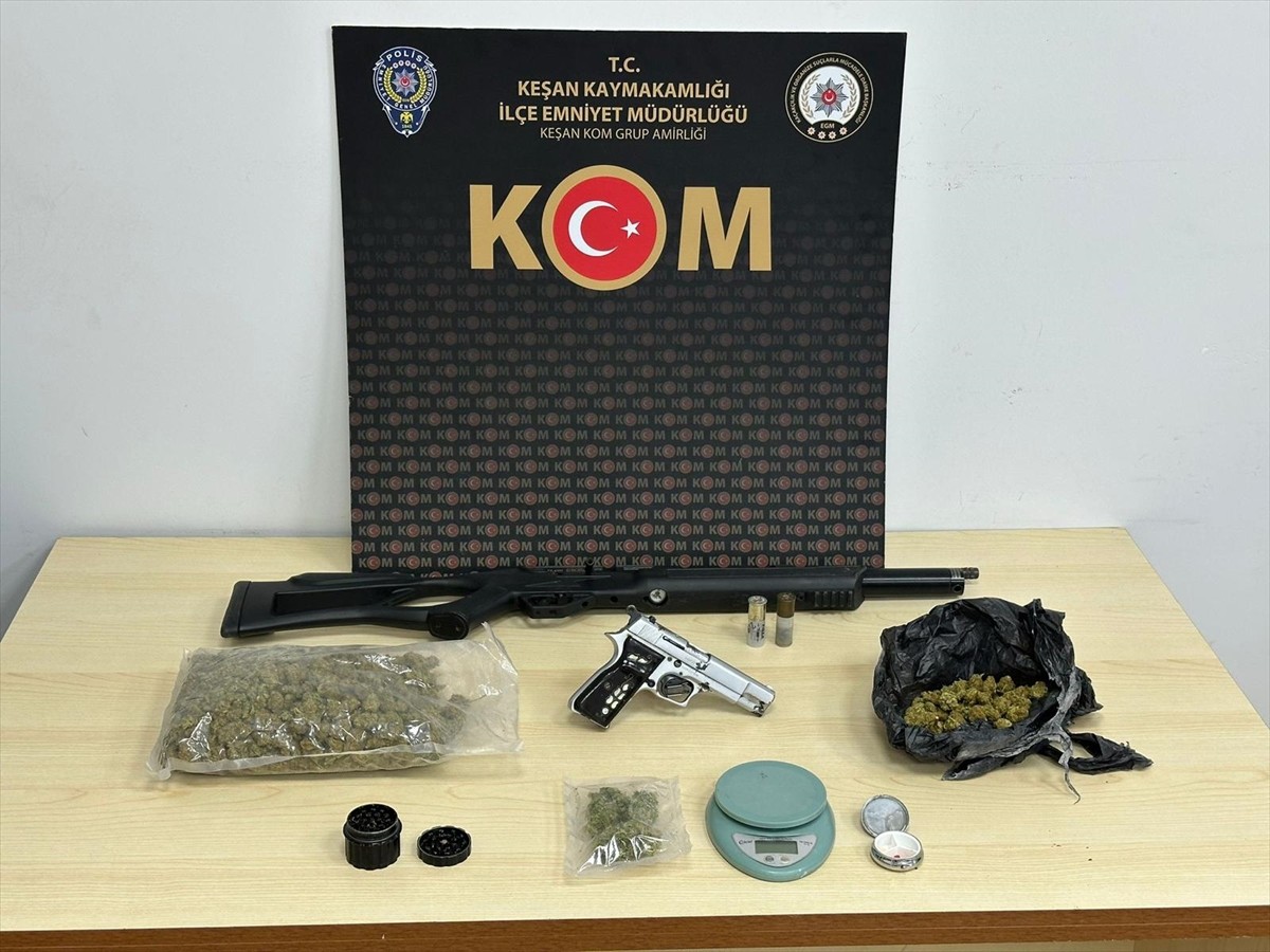 Edirne'de evinde uyuşturucu ve ruhsatsız silah bulunan zanlı gözaltına alındı. Aramada, ruhsatsız...