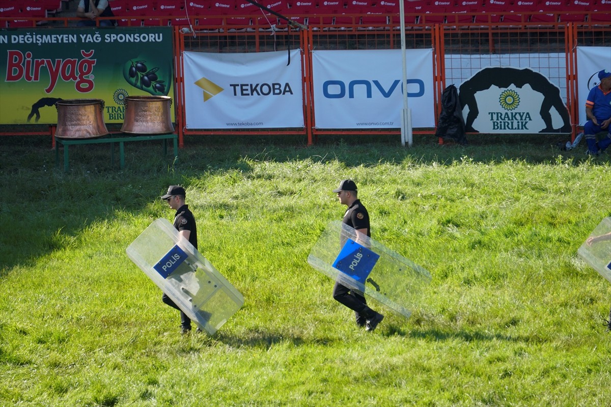 Edirne'deki 664. Kırkpınar Yağlı Güreşleri'nde huzur ve güvenliğin sağlanması amacıyla 2 bin 734...