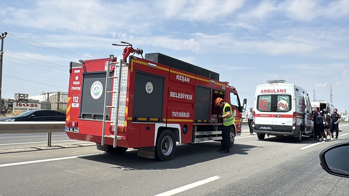 Edirne'nin Keşan ilçesinde otomobil ile SUV tipi aracın çarpıştığı kazada 6 kişi...