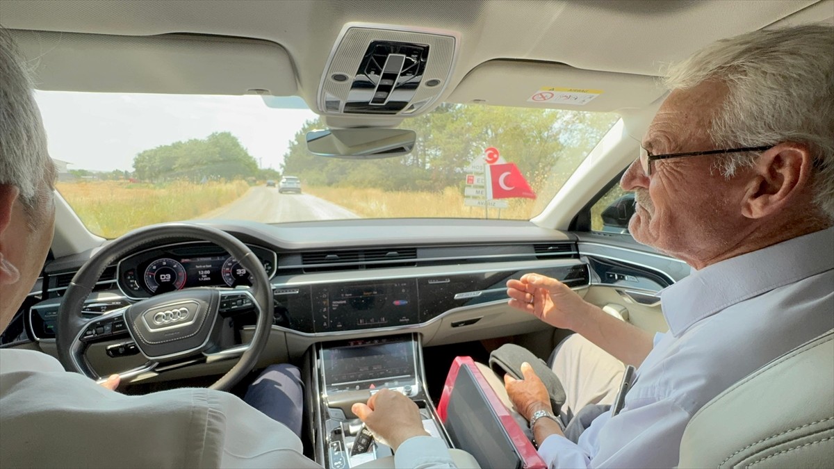 Edirne Valisi Yunus Sezer, direksiyon başına geçerek "otoyol" kalitesinde sıcak asfaltla kaplanan...