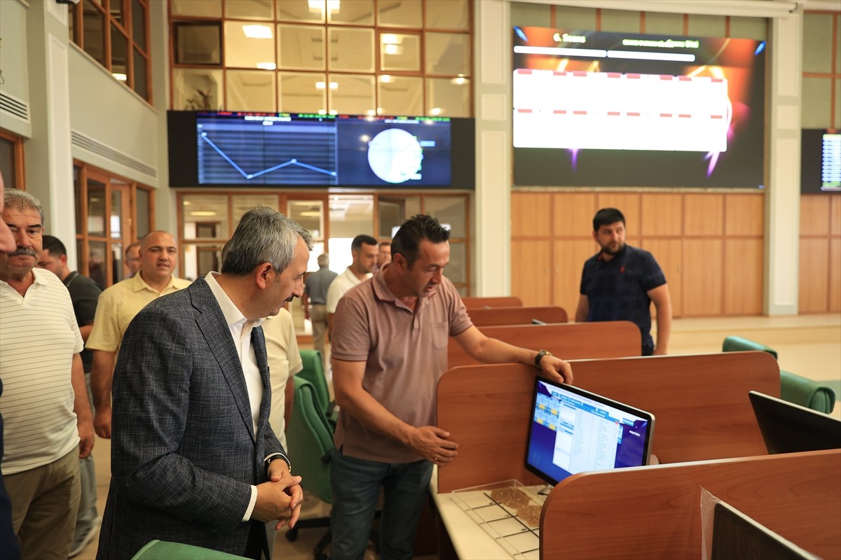 Edirne Valisi Yunus Sezer, Edirne Ticaret Borsası (ETB) salon satışlarıyla çiftçi ve tüccarlara...