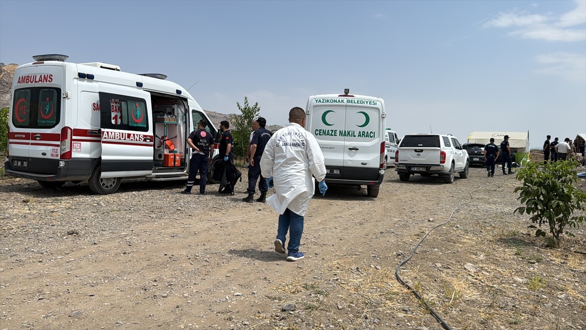 Elazığ'da 1'i kadın 2 kişi sulama havuzunda ölü bulundu. İhbar üzerine bölgeye 112 Acil Sağlık ve...