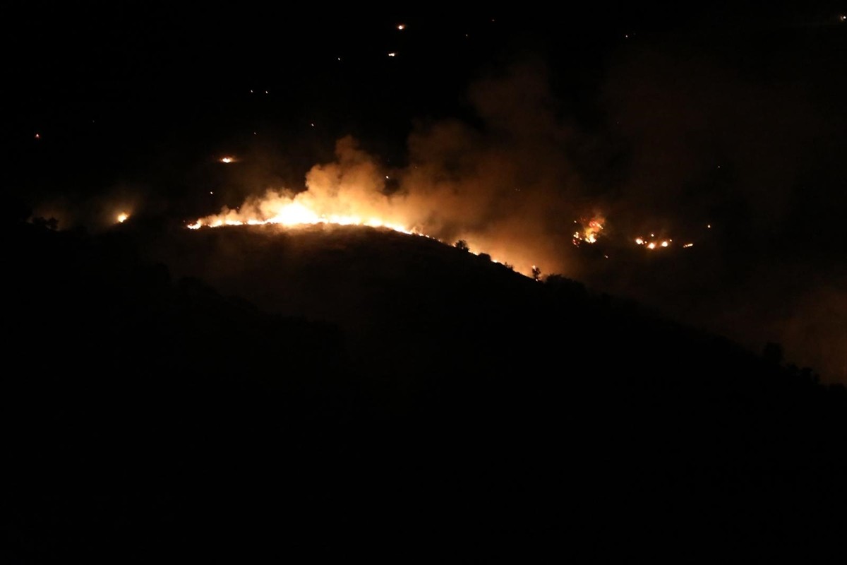 Elazığ'ın Sivrice ilçesinde çıkan örtü yangını kontrol altına alındı.