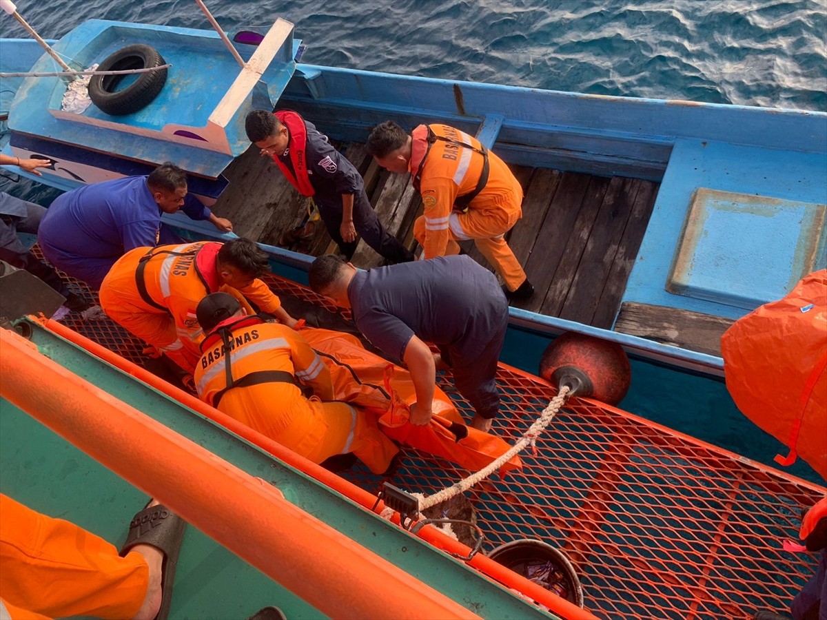 Endonezya'nın Kuzey Sulawesi eyaleti açıklarında yolcu feribotunun alev alması sonucu ilk...