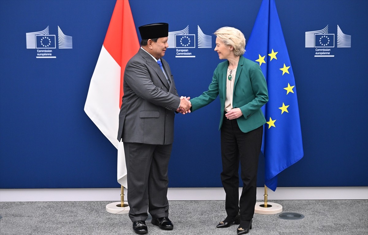 Endonezya Devlet Başkanı Prabowo Subianto (solda), Brüksel’de AB Komisyonu Başkanı Ursula von der...