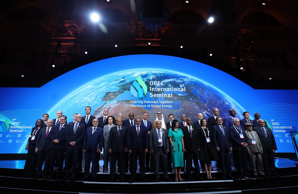 Enerji ve Tabii Kaynaklar Bakanı Alparslan Bayraktar, Avusturya'nın başkenti Viyana'da "Birlikte...