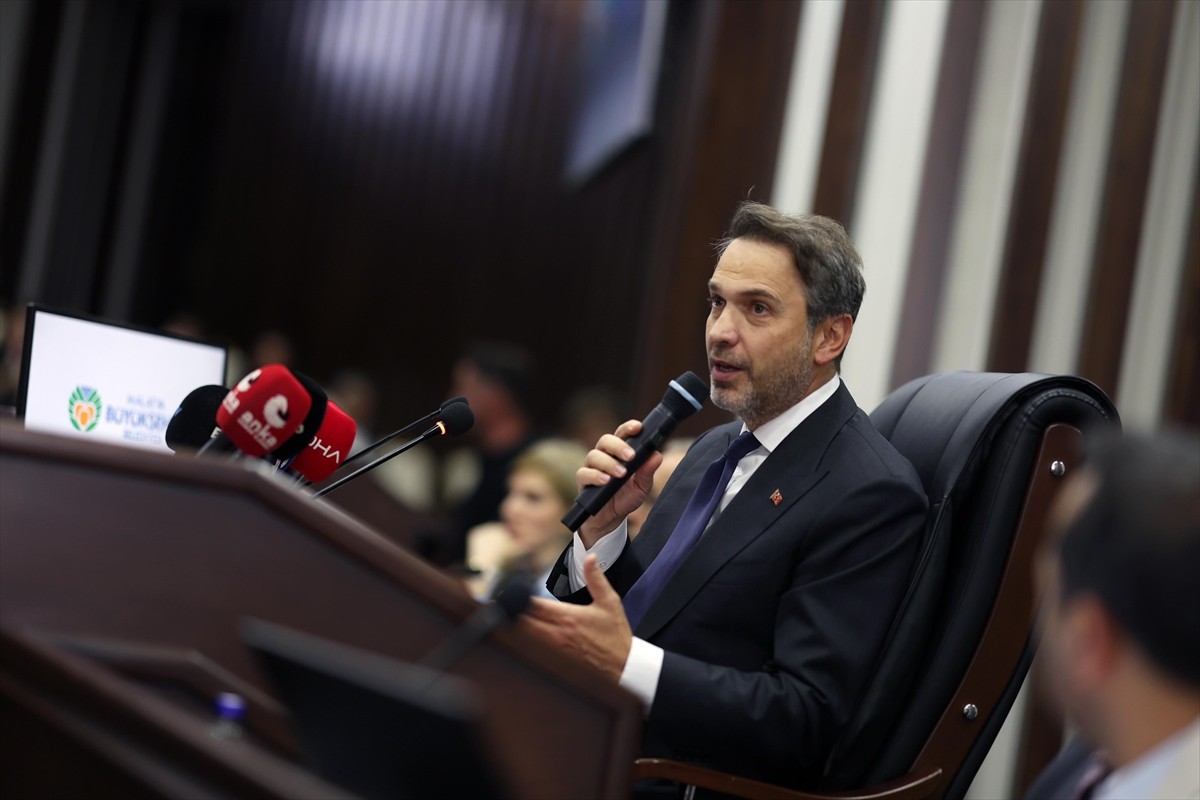 Enerji ve Tabii Kaynaklar Bakanı Alparslan Bayraktar, Malatya'daki ziyaretleri kapsamında Malatya...