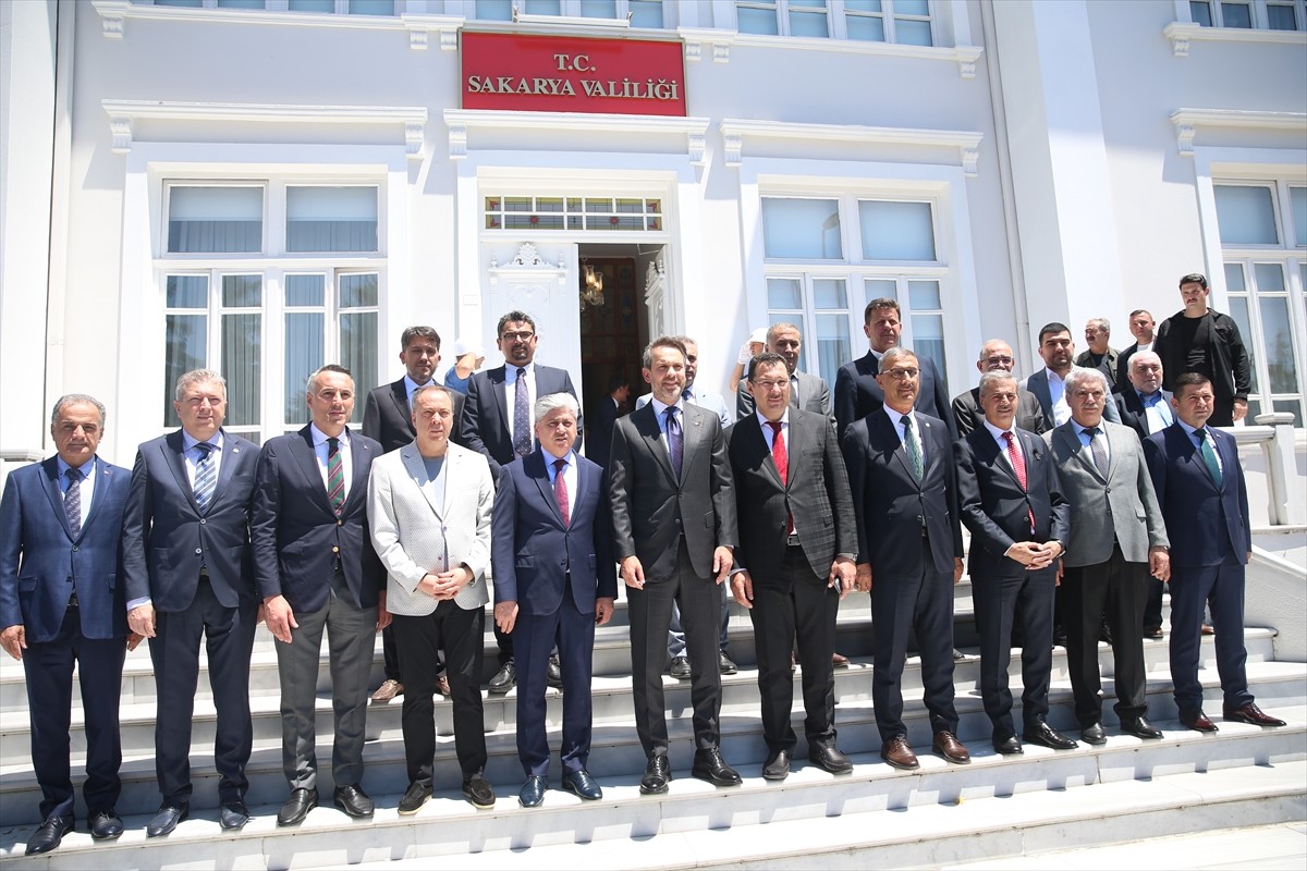 Enerji ve Tabii Kaynaklar Bakanı Alparslan Bayraktar, Sakarya Valisi Rahmi Doğan'ı ziyaret etti....