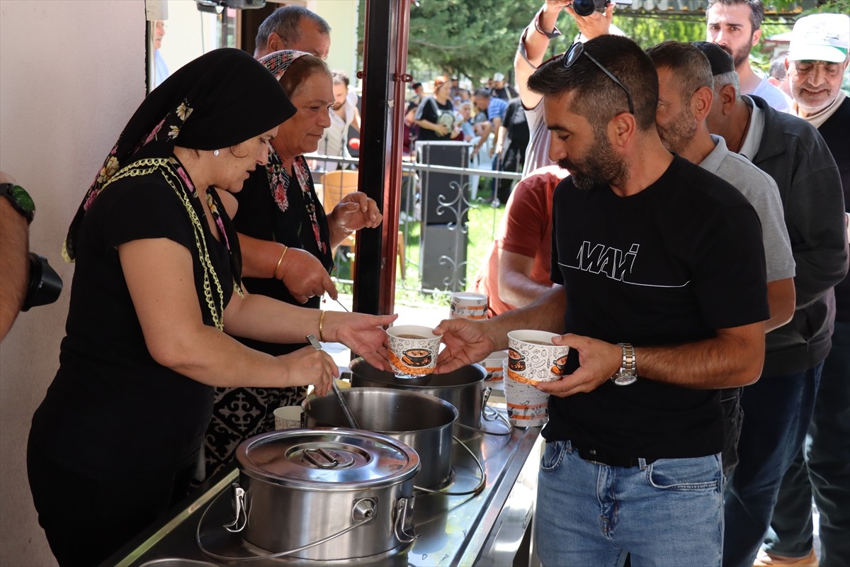 Erzincan'da muharrem ayı dolayısıyla vatandaşlara aşure ikram edildi.  Hacı Bektaş Veli Anadolu...