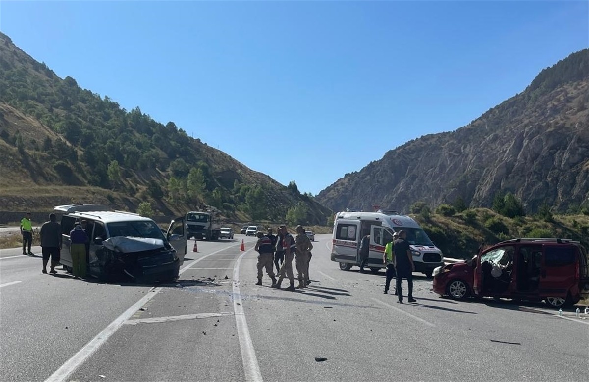 Erzincan'ın Refahiye ilçesinde, hafif ticari araç ile panelvanın çarpışması sonucu 1 çocuk öldü...